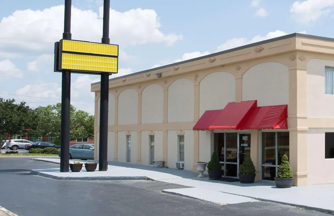 Super 8 By Wyndham Greensboro-1