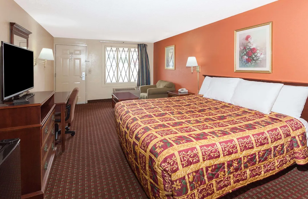 Knights Inn - Tucker-1