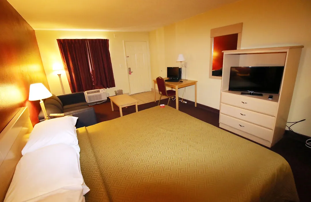 Econo Lodge Inn & Suites Maingate Central-1