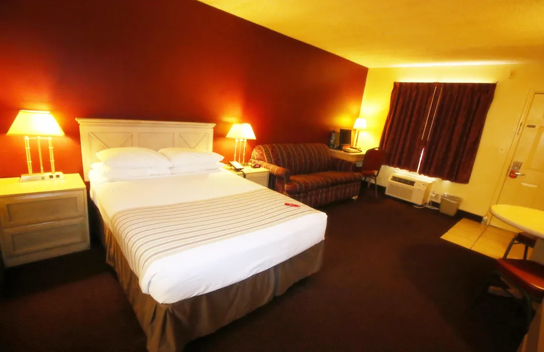 Econo Lodge Inn & Suites Maingate Central-1