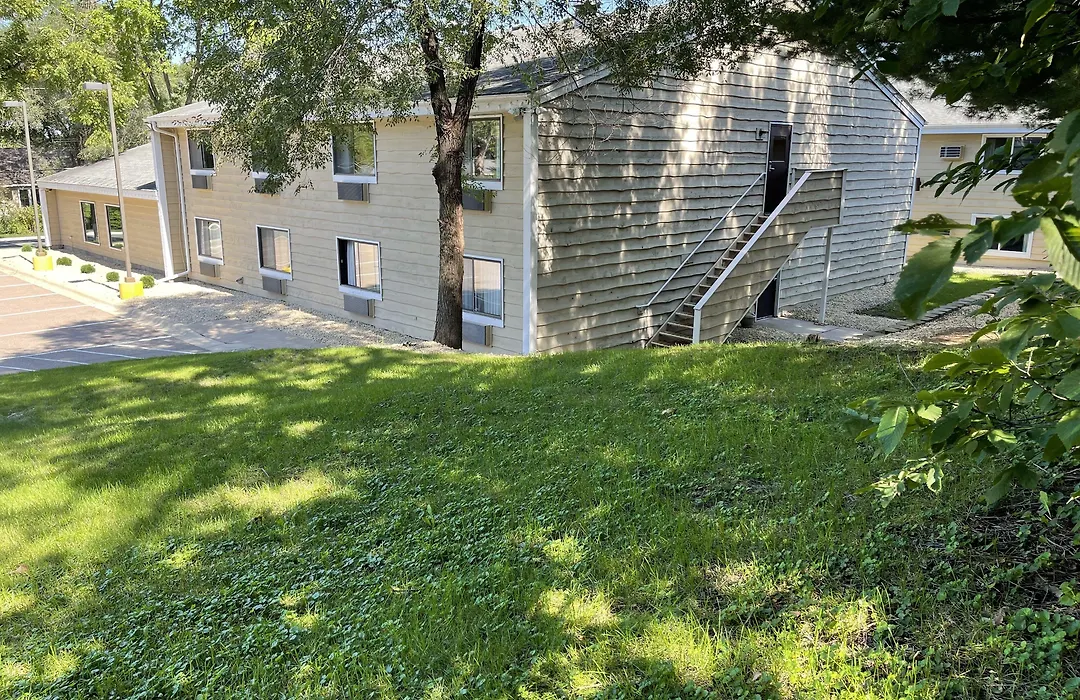 Nichols Inn & Suites-1