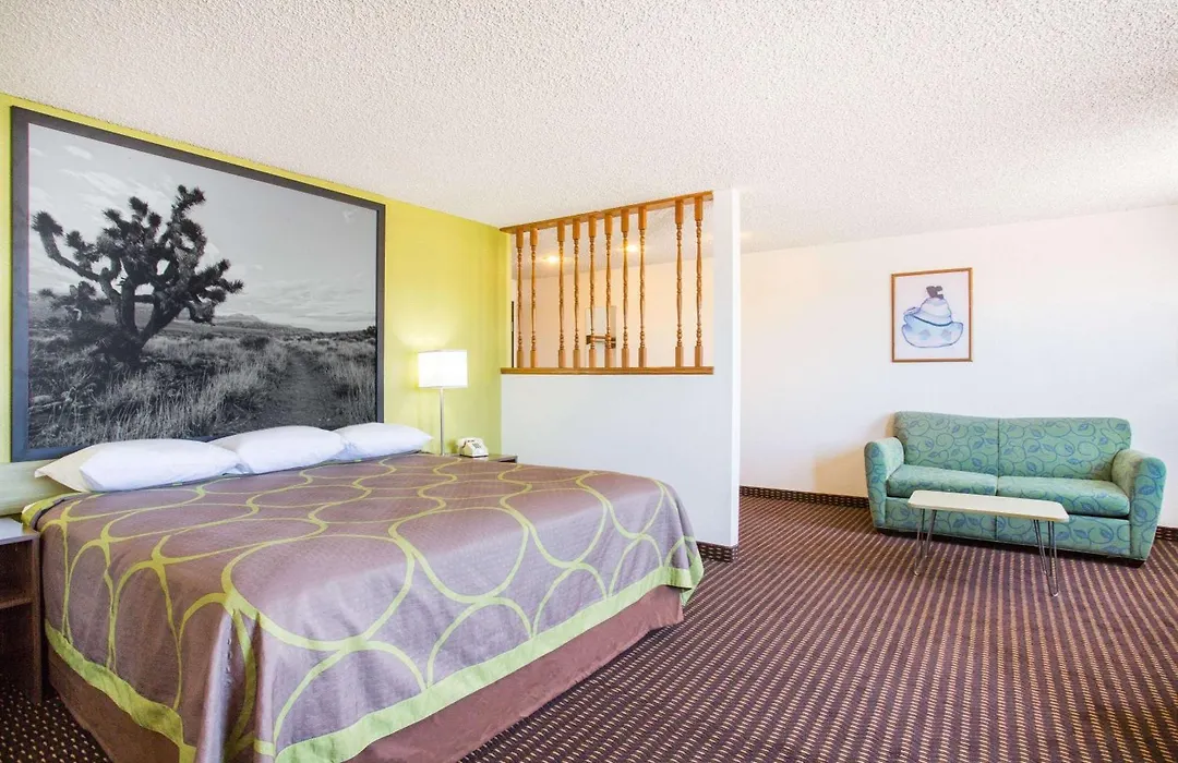 Super 8 By Wyndham Kingman-1