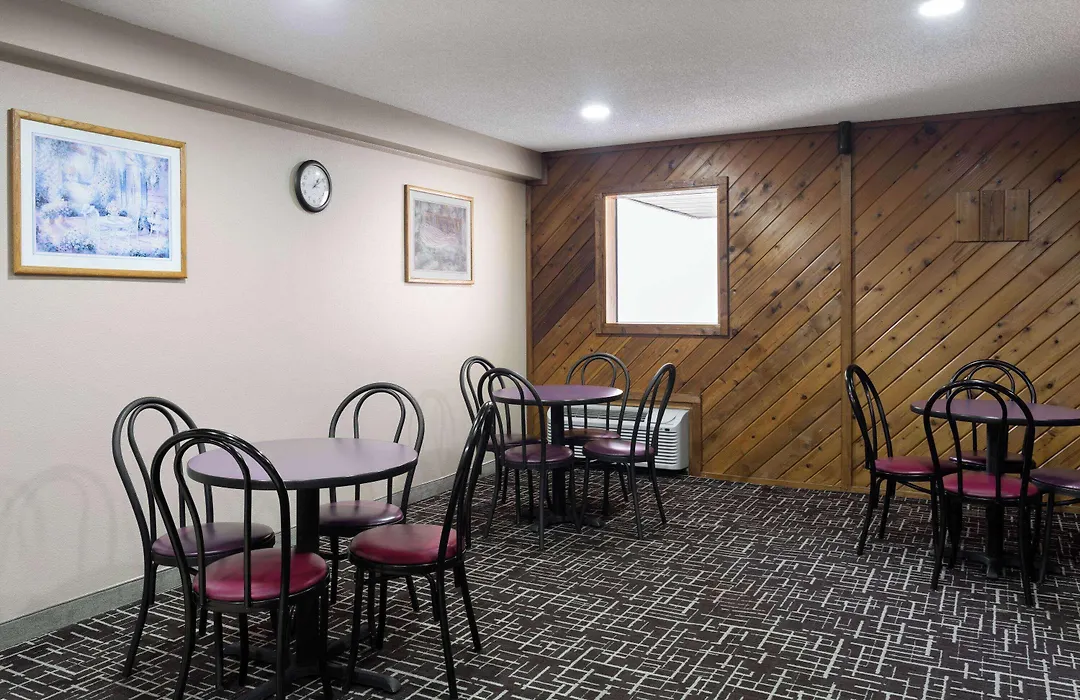 Super 8 By Wyndham Dyersville-1