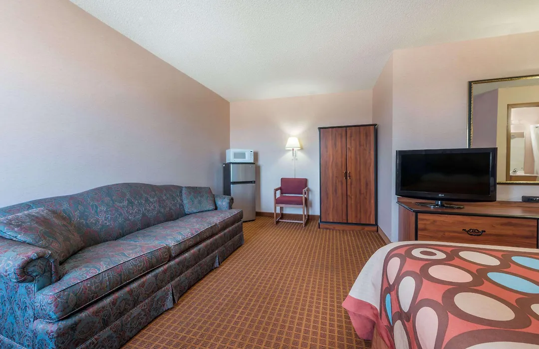 Super 8 By Wyndham Wakeeney-1