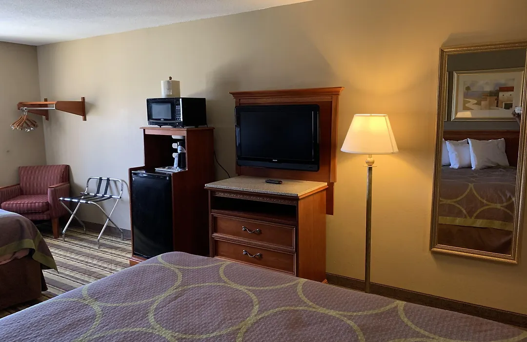 Super 8 By Wyndham Tilton/Lake Winnipesaukee-1
