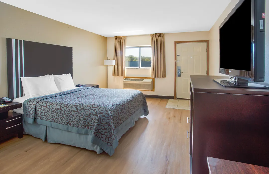 Days Inn By Wyndham Le Roy/Bloomington Southeast-1