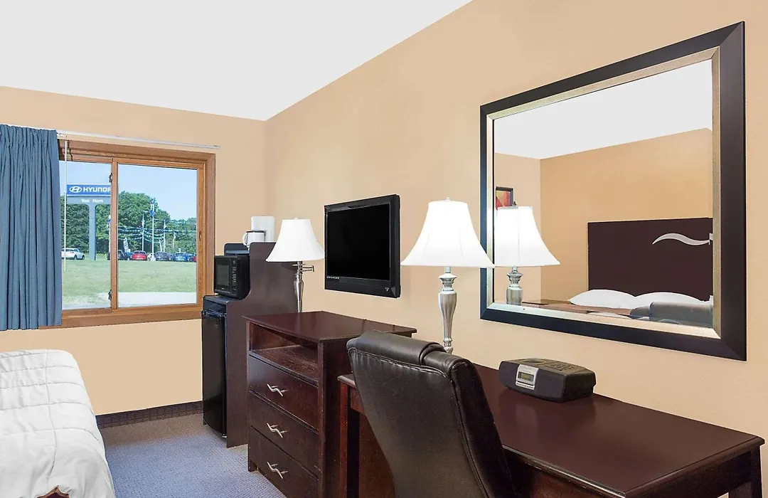 Super 8 By Wyndham Sheboygan Wi-1