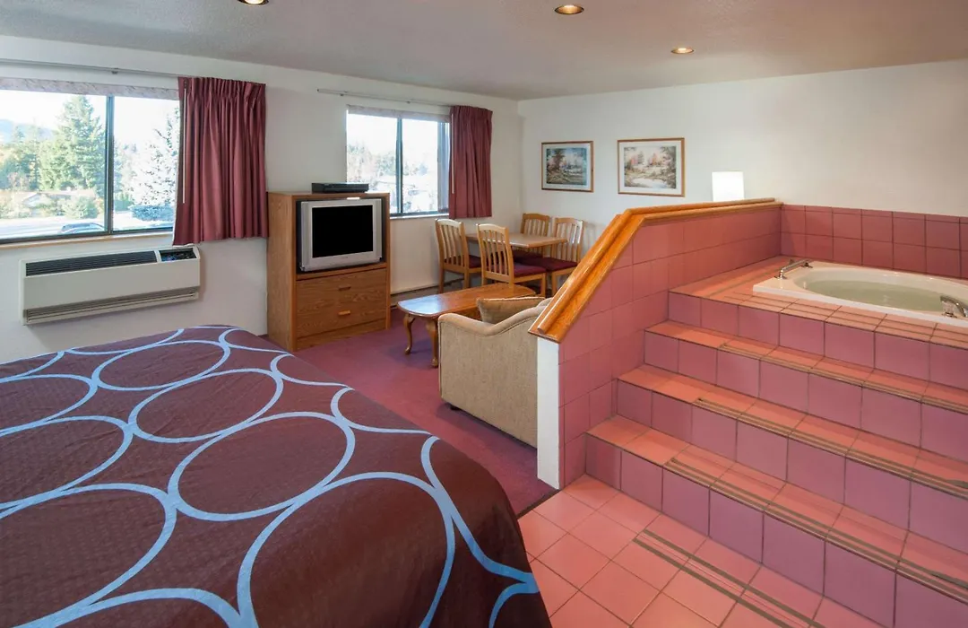 Super 8 By Wyndham Salmon Arm-1