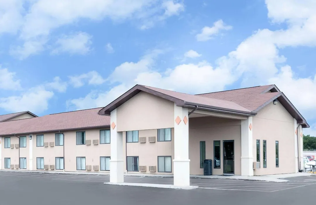 Super 8 By Wyndham Huron-1