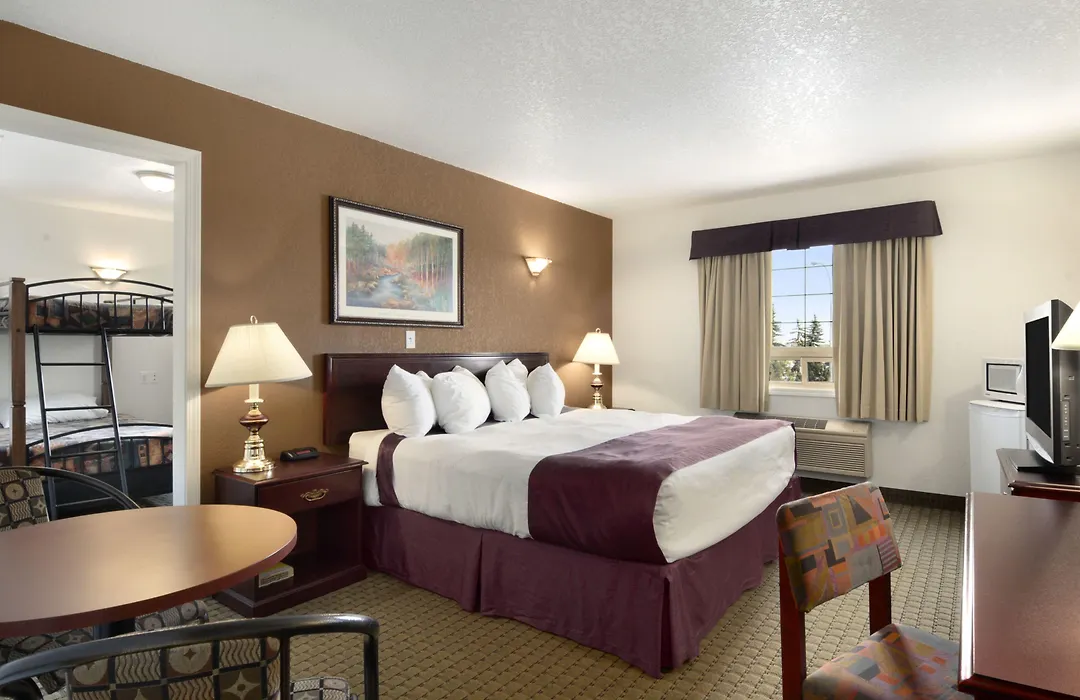 Ramada By Wyndham Red Deer Hotel & Suites-1