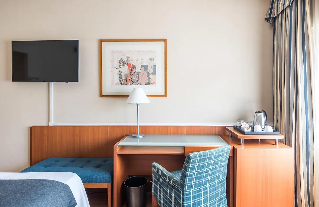 Up Rooms Vic Hotel-1
