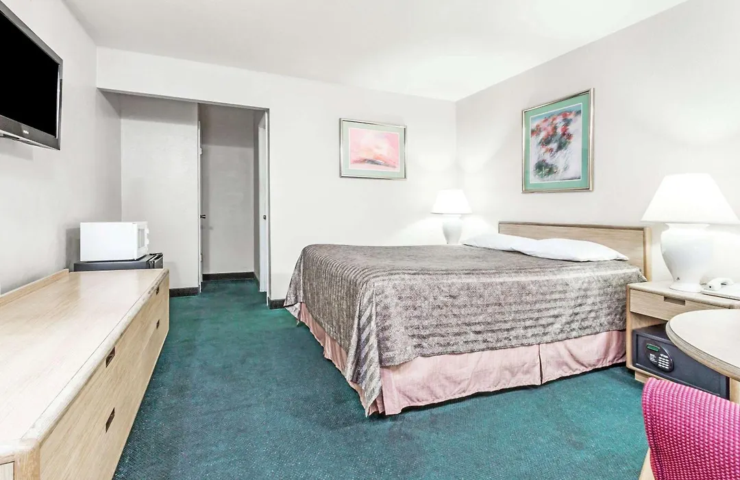 Travelodge By Wyndham La Grande-1