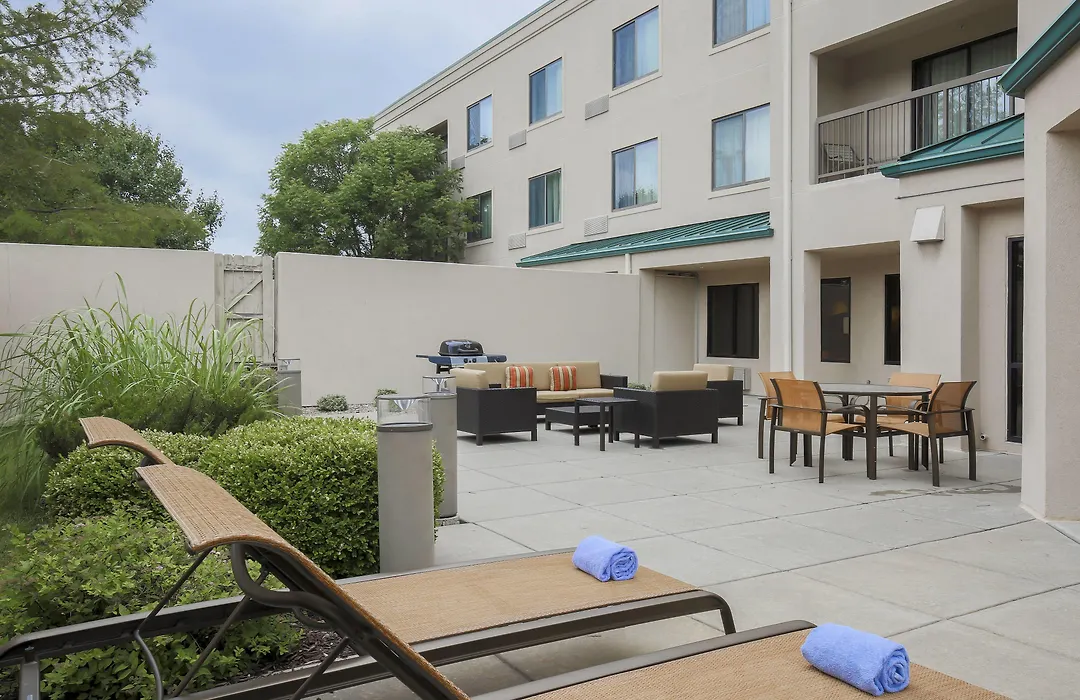 Courtyard By Marriott Topeka-1