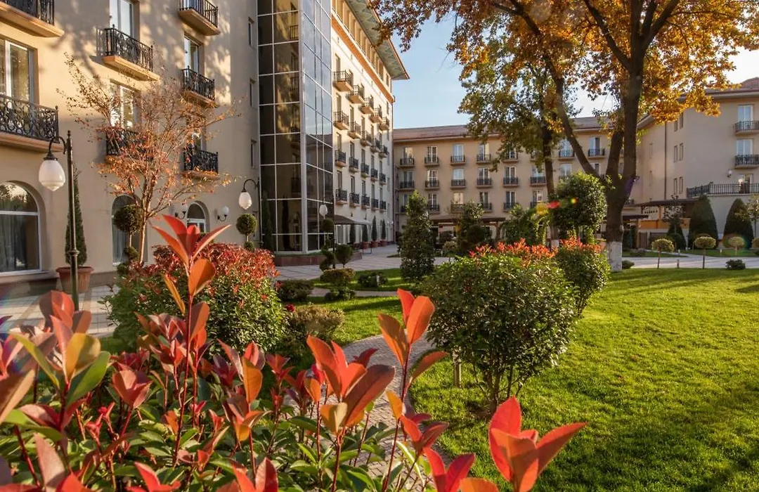 Lotte City Hotels Tashkent Palace-1