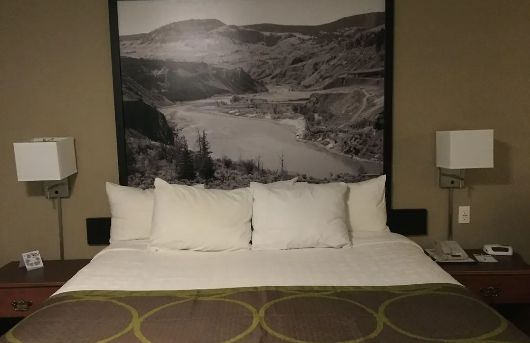 Super 8 By Wyndham 100 Mile House-1