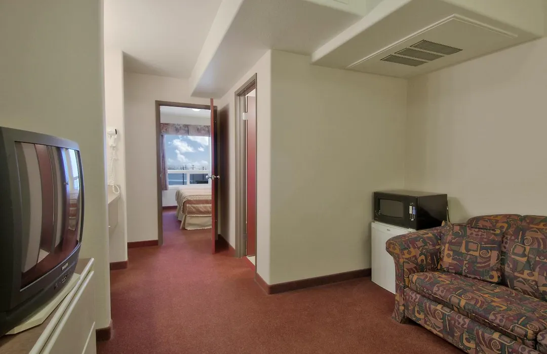 Super 8 By Wyndham Yellowknife-1