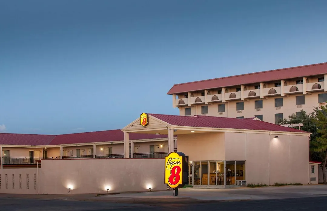 Super 8 By Wyndham Lubbock Civic Center North-1
