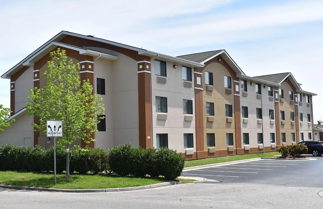 Super 8 By Wyndham Newport News/Jefferson Ave.-1