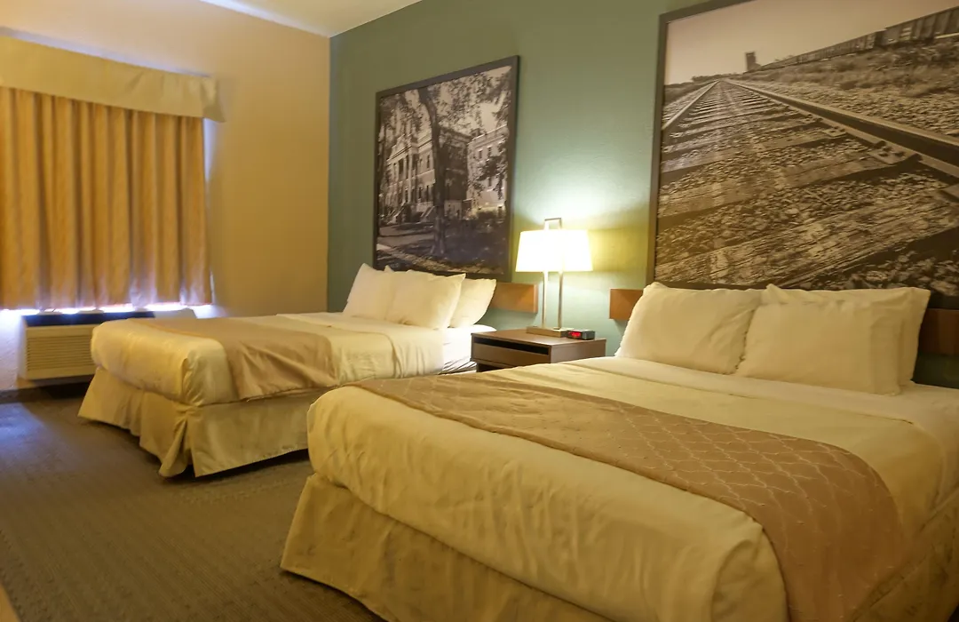 Super 8 By Wyndham Dauphin-1