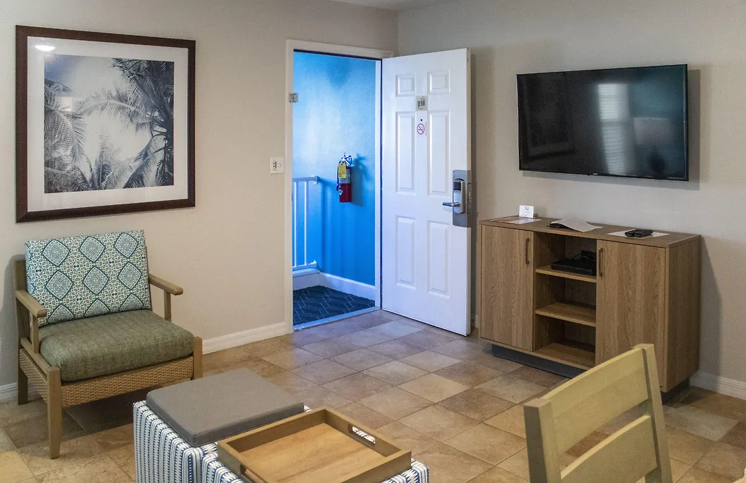 Barefoot'N Resort-1