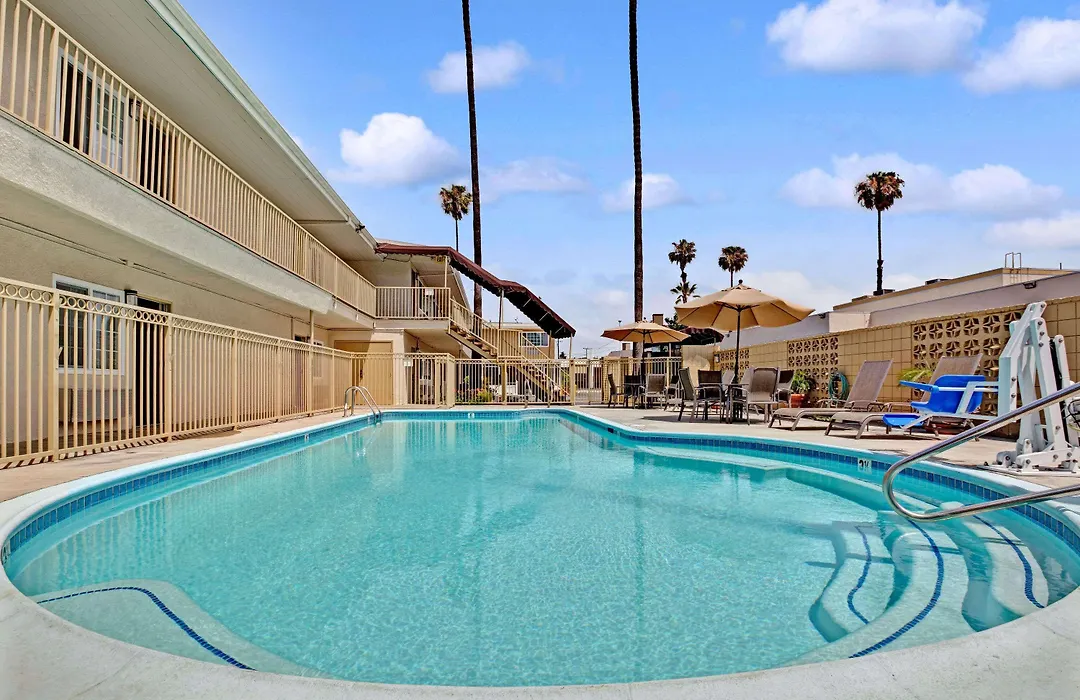 Super 8 By Wyndham Los Angeles-Culver City Area-1
