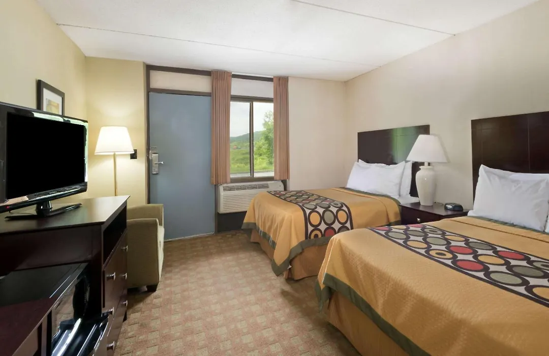 Super 8 By Wyndham White River Junction-1