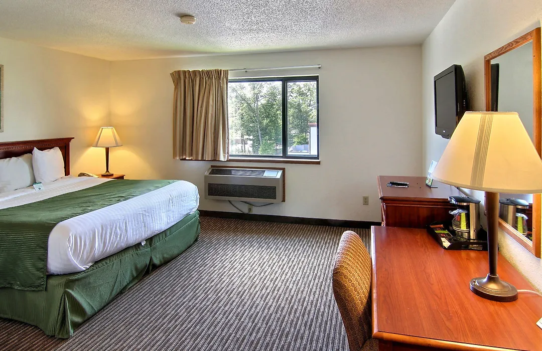 Days Inn & Suites By Wyndham Traverse City-1