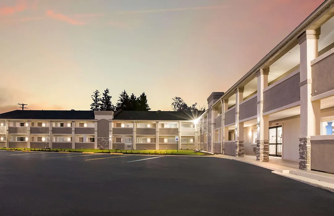 Clarion Pointe East Lansing University Area-1