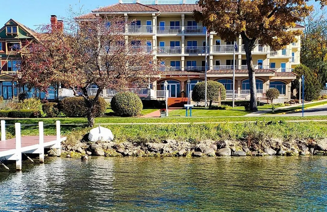 Bella Vista Suites Lake Geneva-1