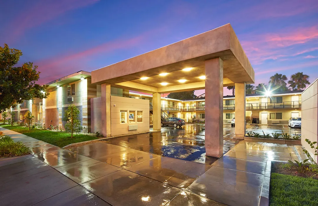 Eden Roc Inn & Suites Near The Maingate-1