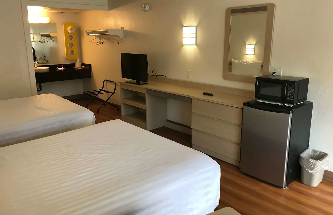 Travelodge By Wyndham Fayetteville-1