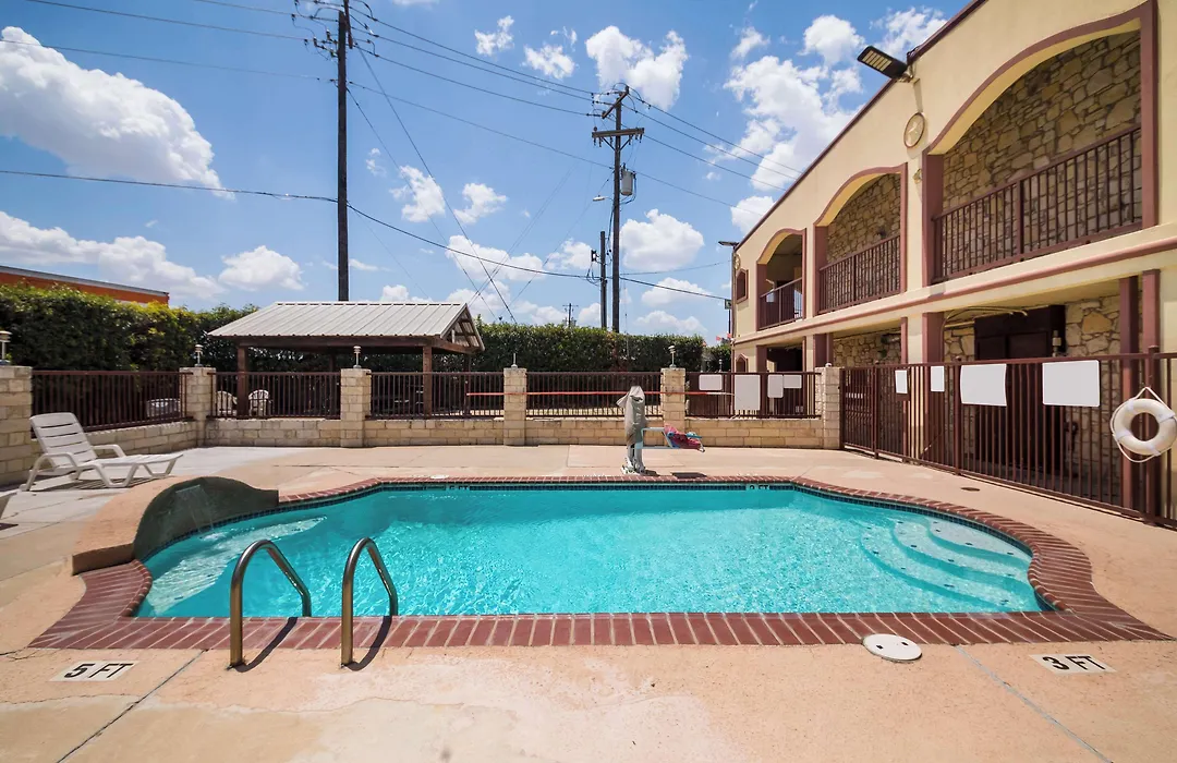 Americas Best Value Inn Buda-1