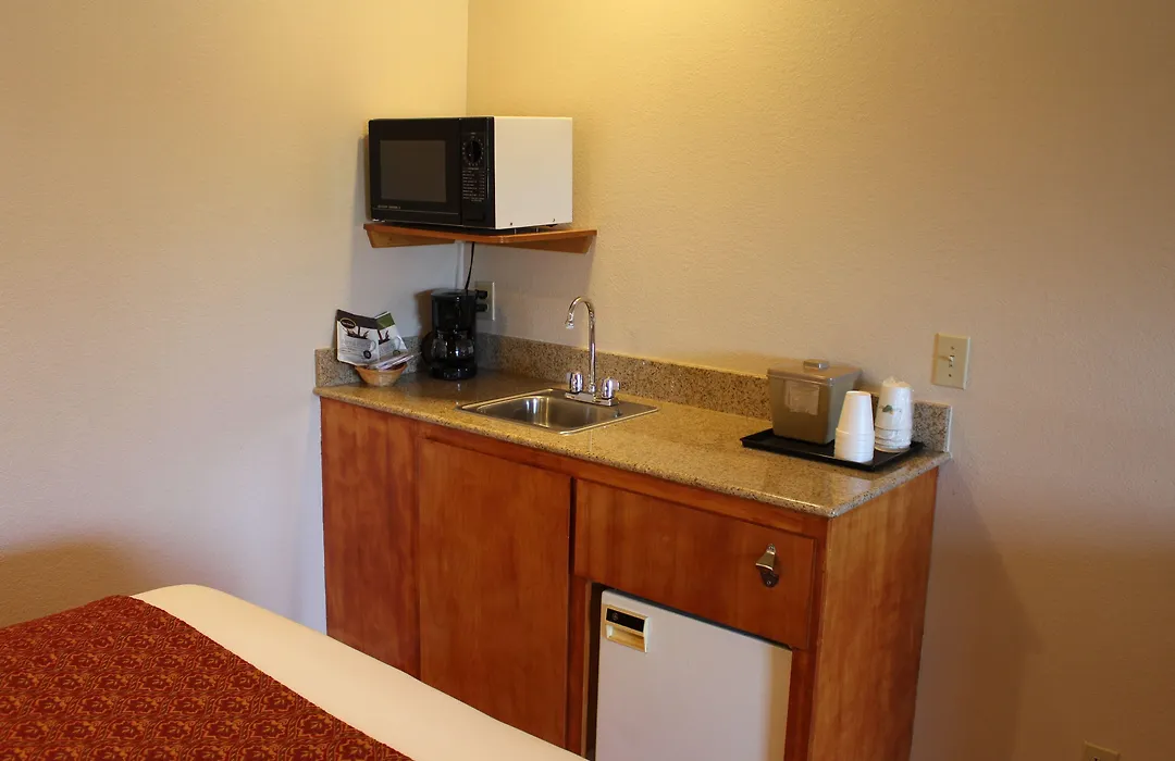 Upper Lake Inn & Suites-1