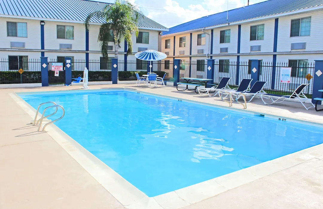 Days Inn & Suites By Wyndham Laredo-1