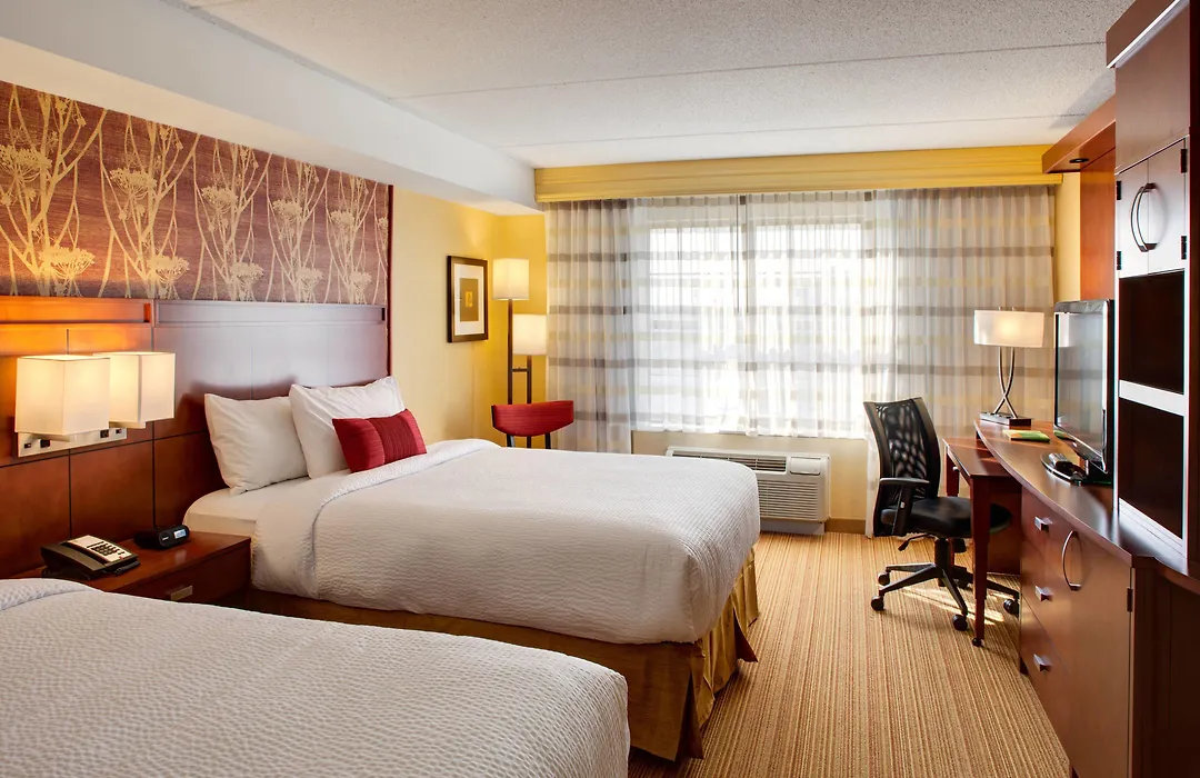 Courtyard By Marriott London-1