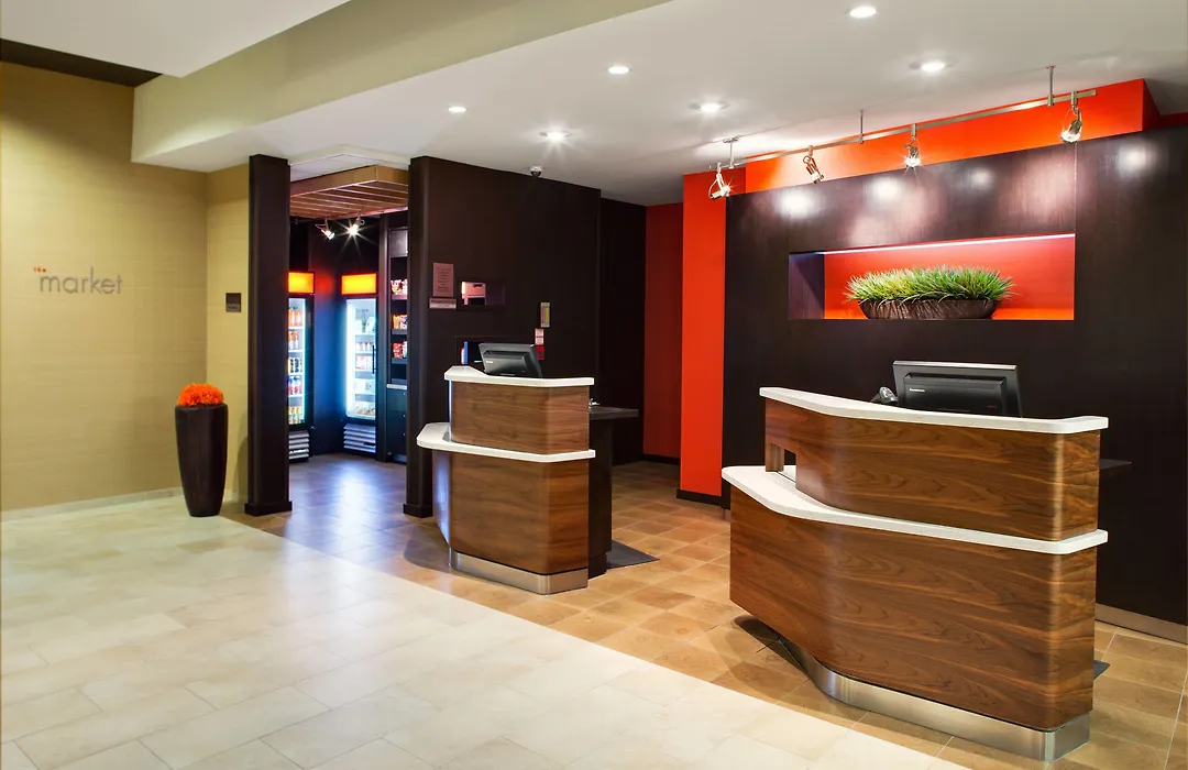 Courtyard By Marriott London-1