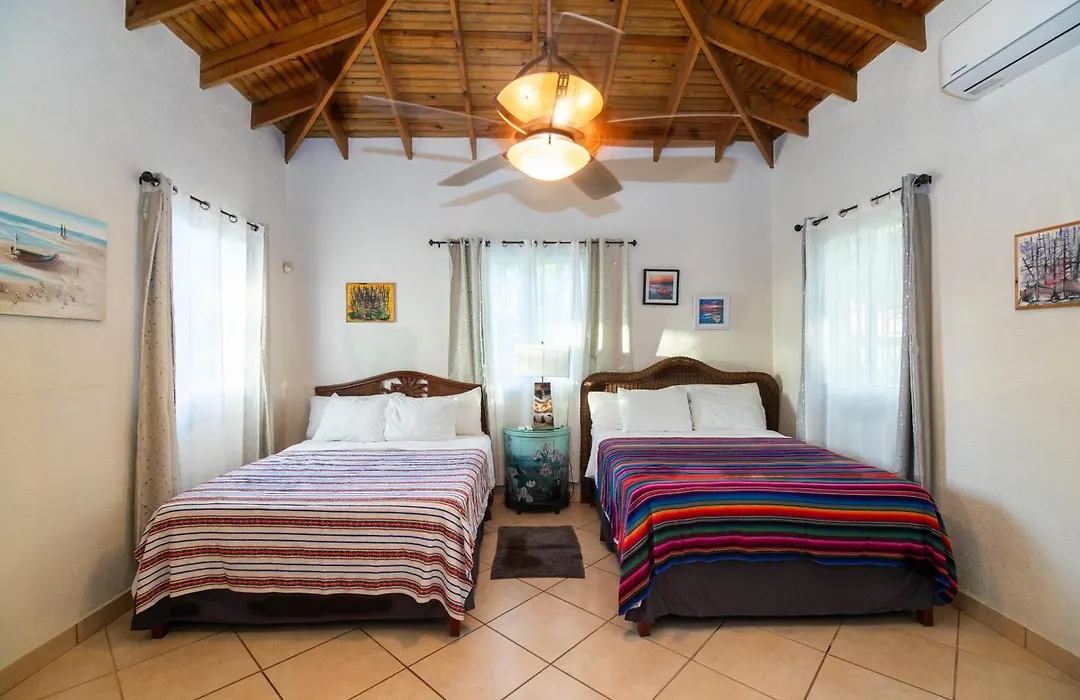 Seaside Inn Roatan-1