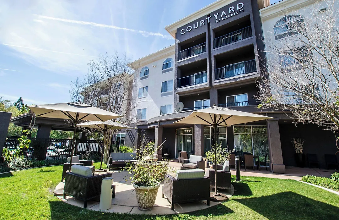 Courtyard Ventura Simi Valley-1