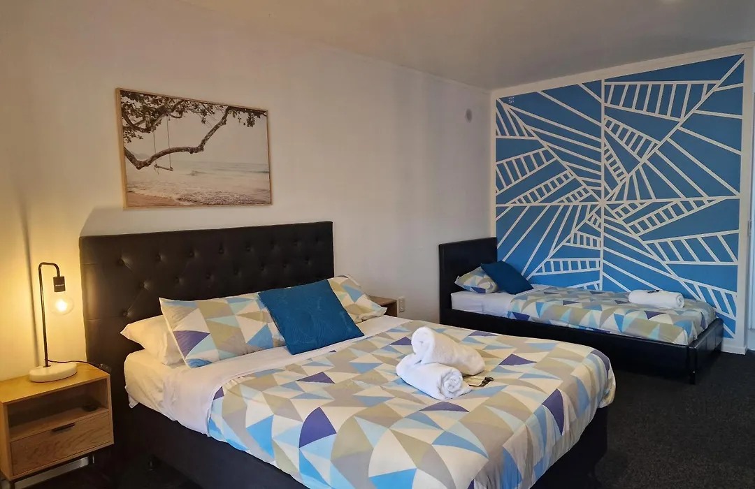 Palm Tree Apartments & Backpackers-1