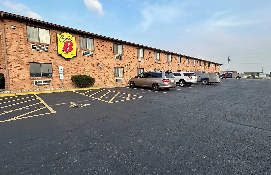 Super 8 By Wyndham Gilman-1