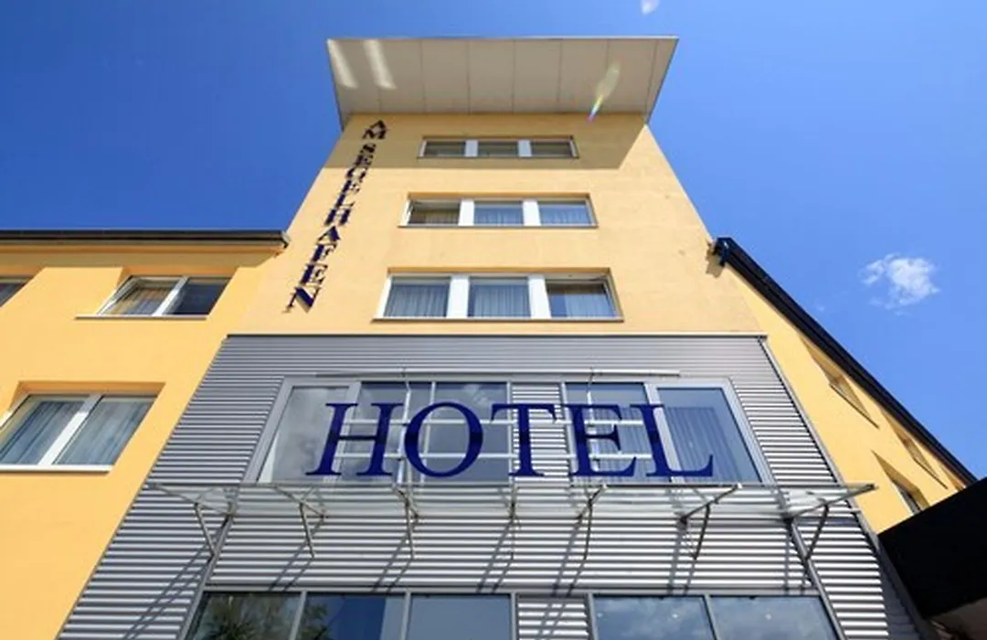Hotel Am Segelhafen & Free Parking-1
