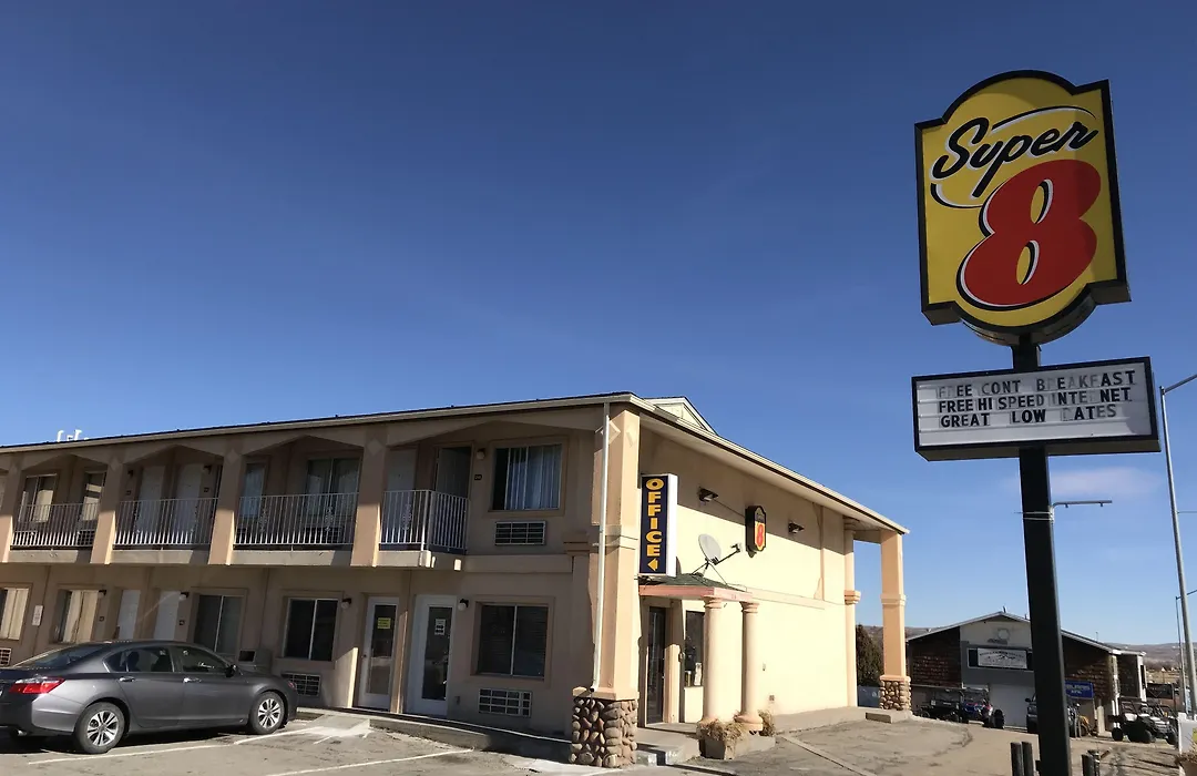 Super 8 By Wyndham Evanston-1