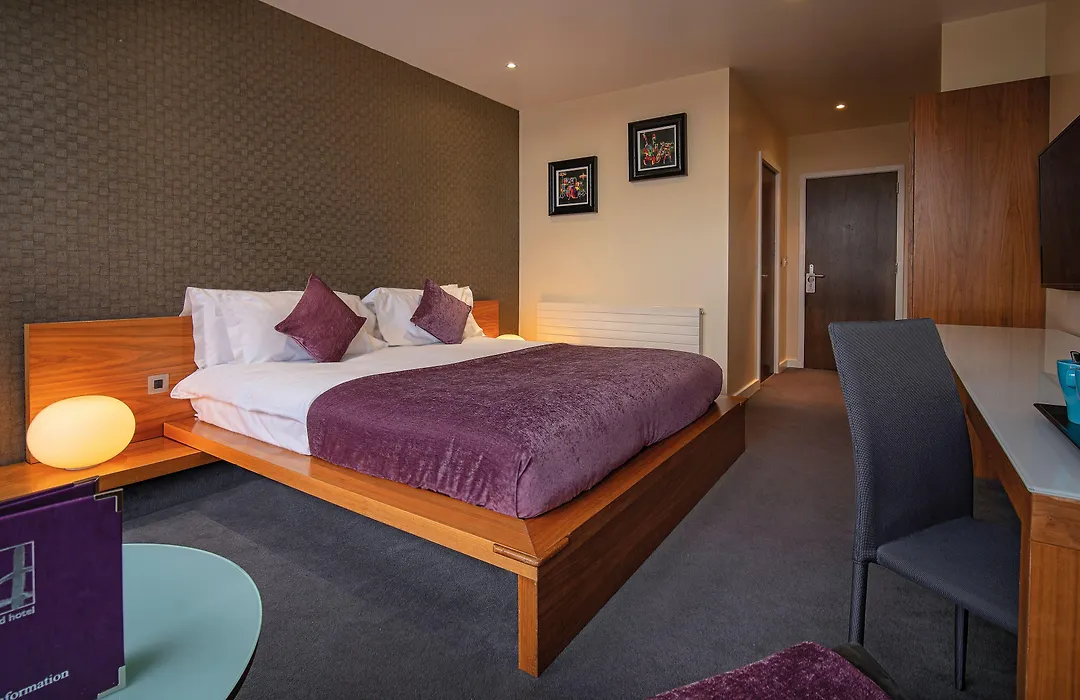 D Hotel-1