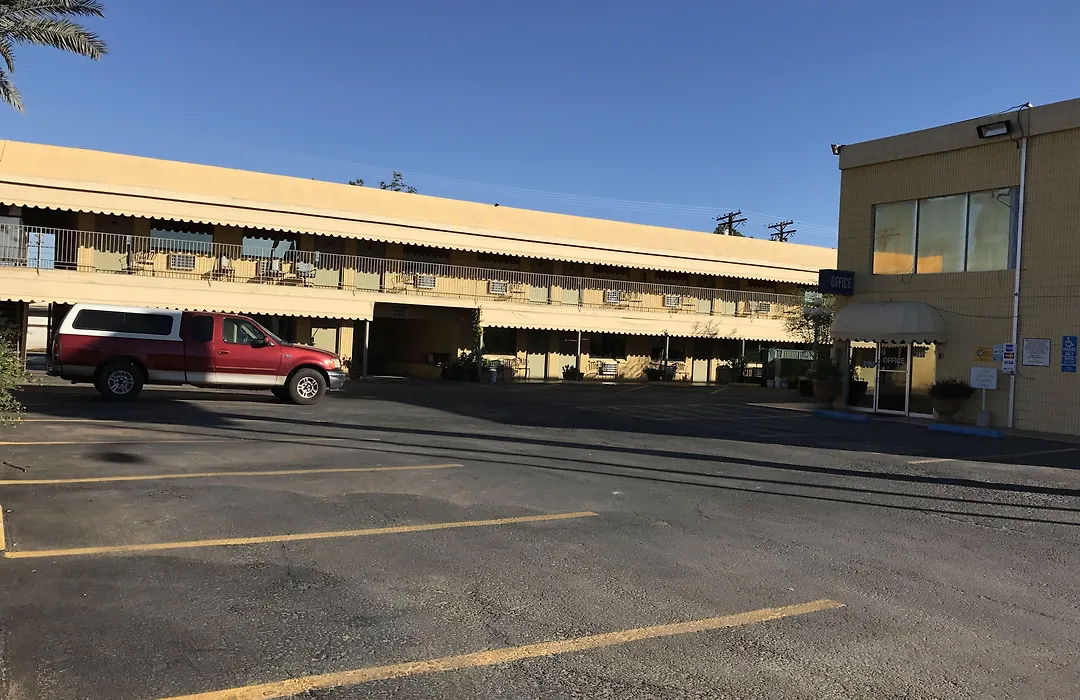 Townhouse Inn And Suites-1