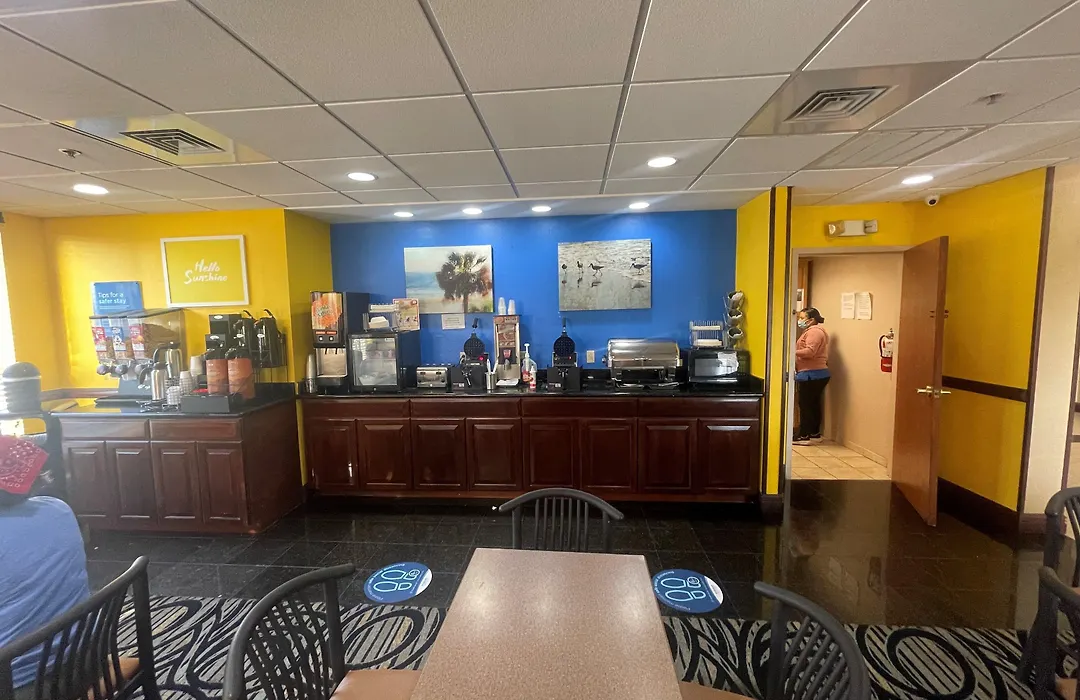 Days Inn & Suites By Wyndham Fort Pierce I-95-1