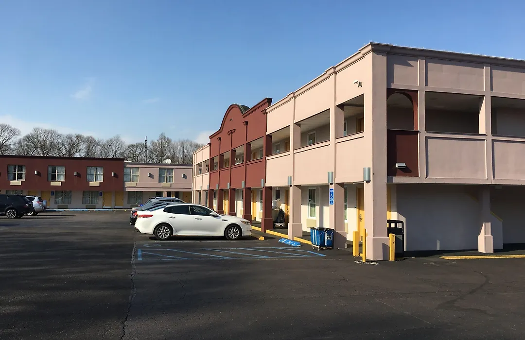 Ramada By Wyndham Rockville Centre-1