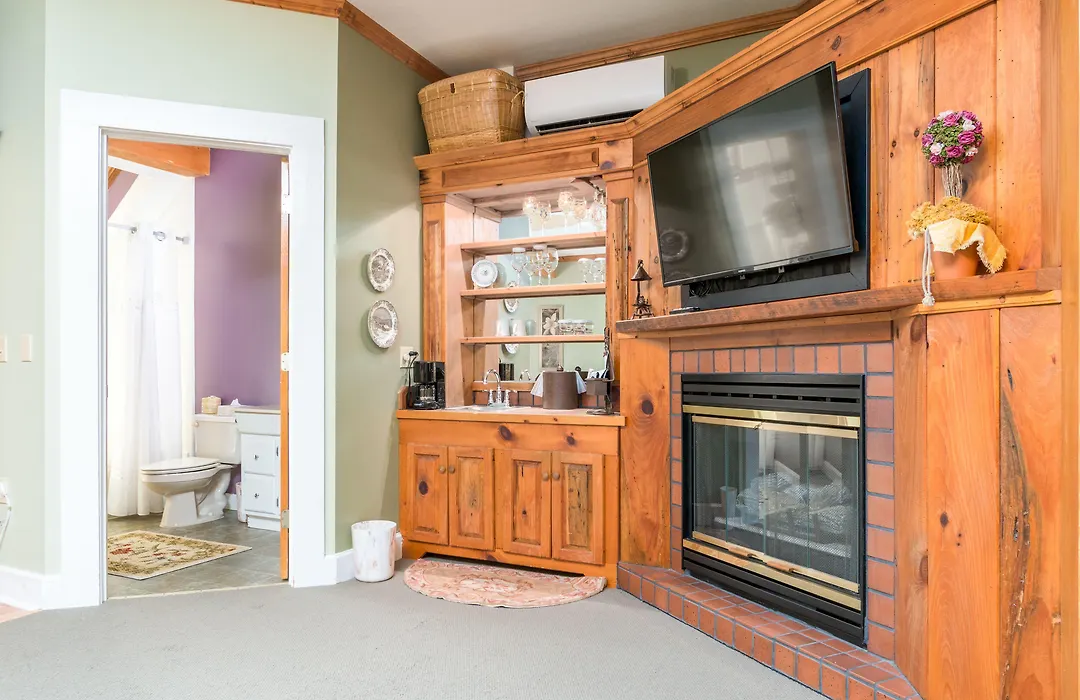Highland Lake Inn & Resort - Flat Rock-1