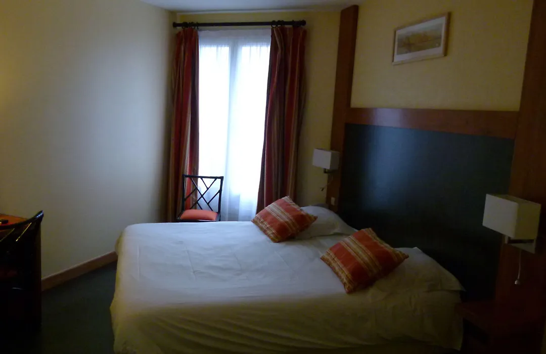 Hôtel de l'Orme, Akena-1