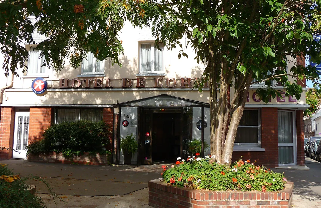 Hotel De L'Orme, Akena-1