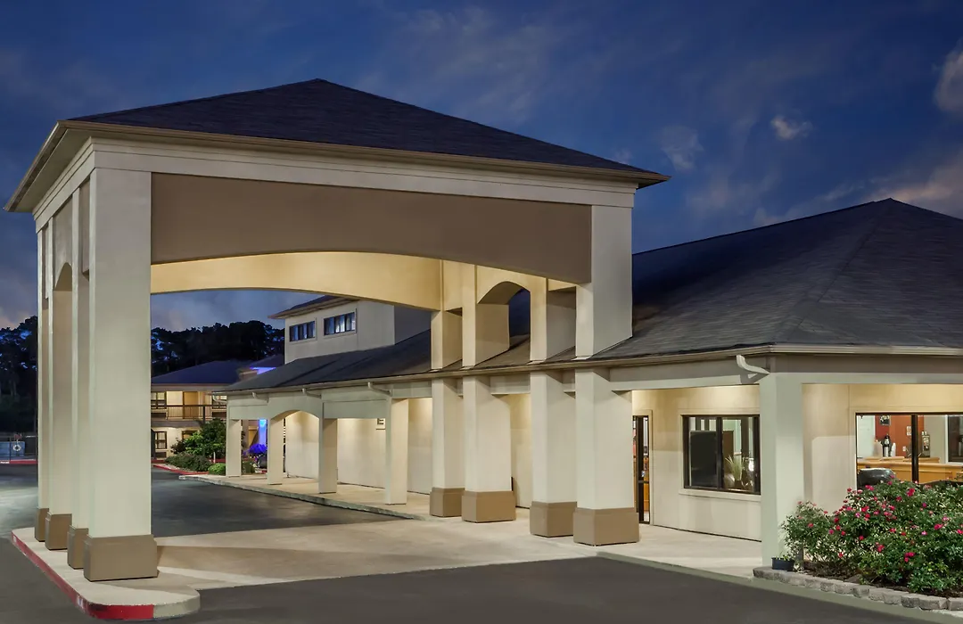 Days Inn & Suites By Wyndham Huntsville-1